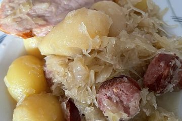 Sauerkraut mit Kasseler und Mettwürstchen