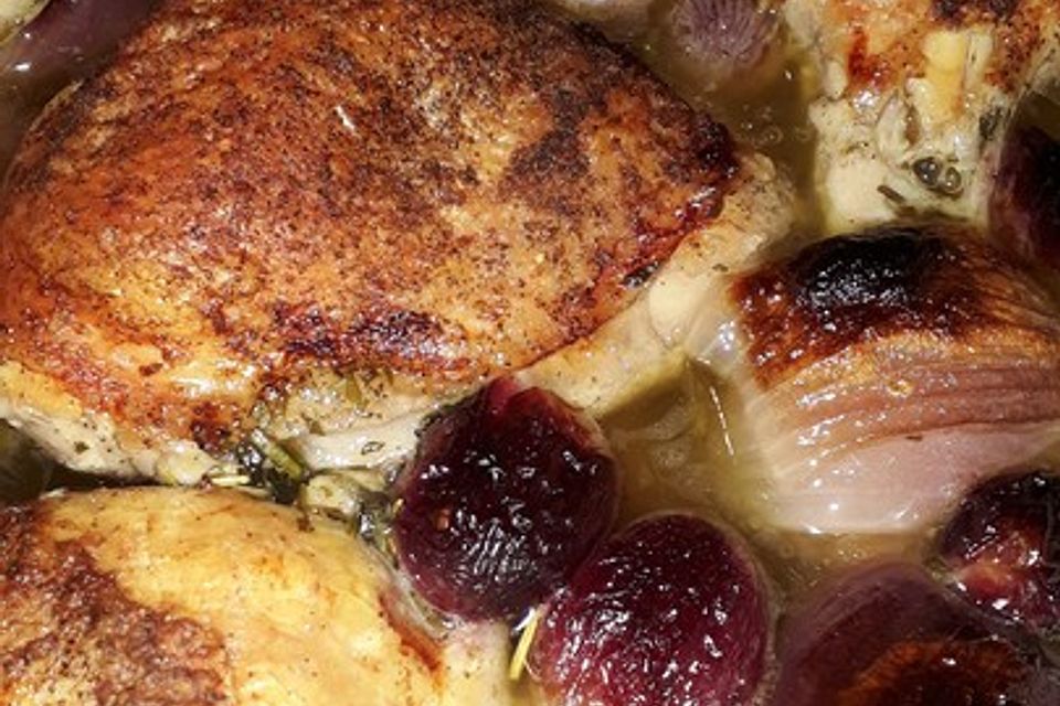 Hähnchenkeulen mit Trauben und Kürbisstampf Hähnchenkeulen mit Trauben und Kürbisstampf
