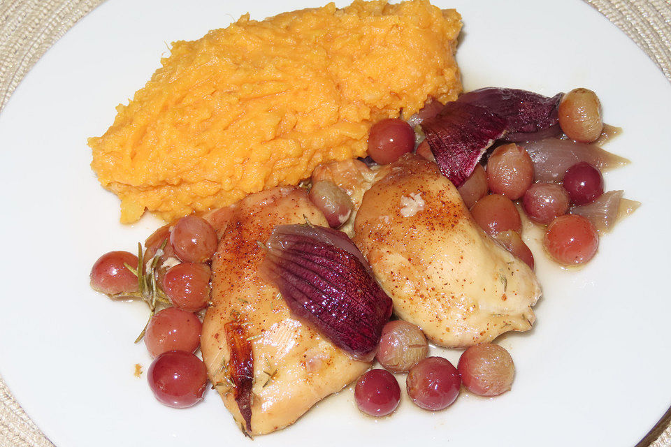 Hähnchenkeulen mit Trauben und Kürbisstampf