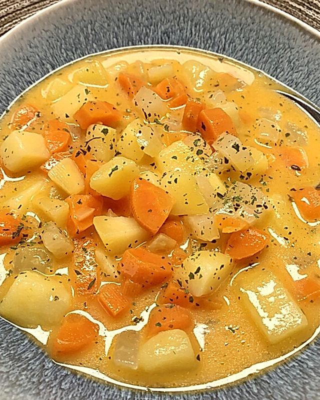 Sättigende Kartoffel-Möhren-Suppe für Studenten