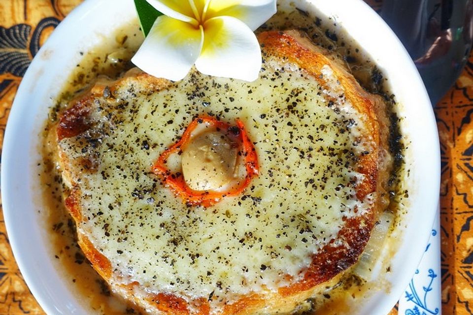 Exotische Knoblauch-Zwiebelsuppe mit Pilzen "Legian"