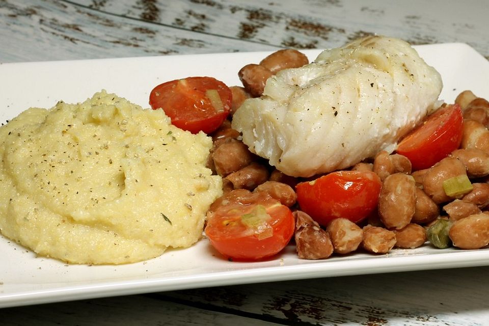 Kabeljau mit weißen Bohnen, Pinienkernen und Tomaten