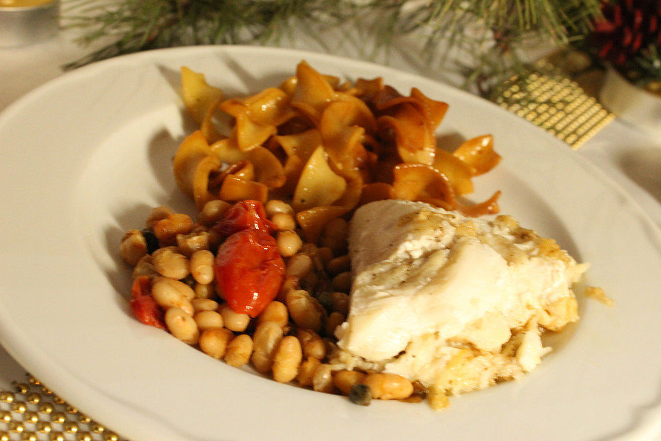 Kabeljau mit weißen Bohnen, Pinienkernen und Tomaten