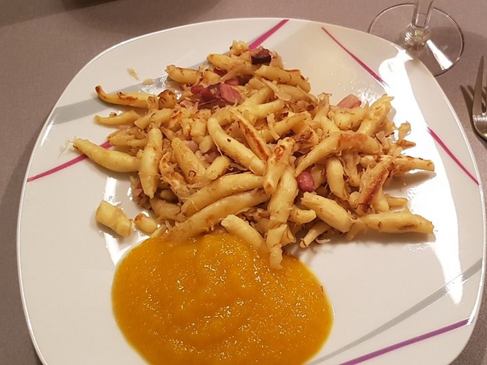 Schupfnudeln mit Sauerkraut und Speck an Apfelmus von SoßenBernd Chefkoch