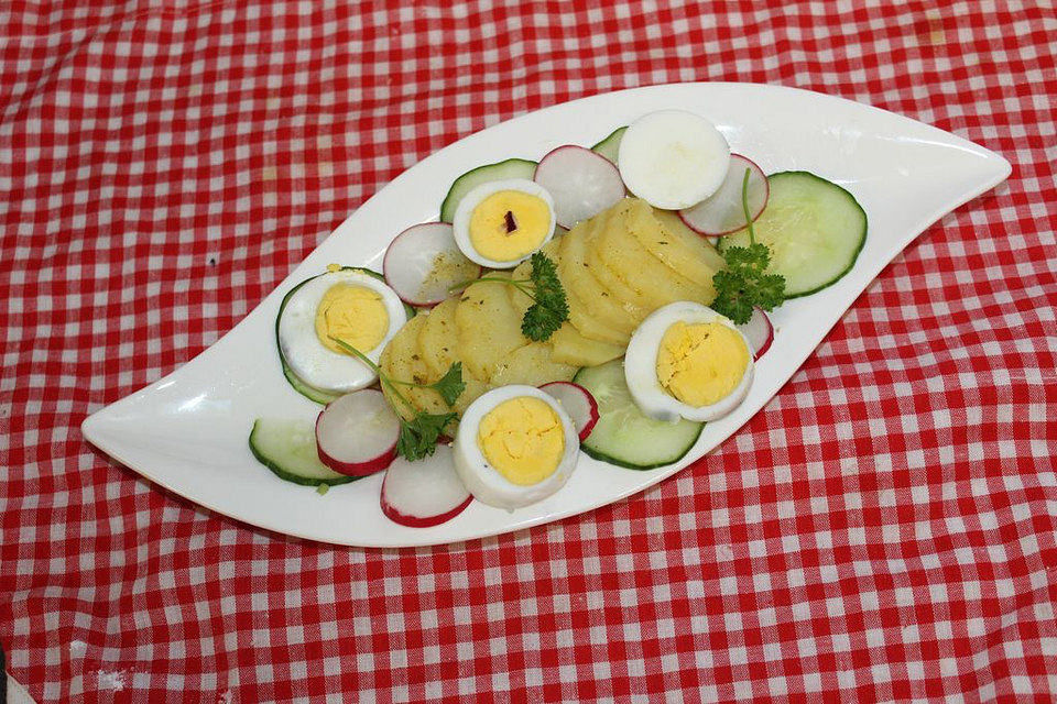 Kartoffelsalat mit frischer Gurke