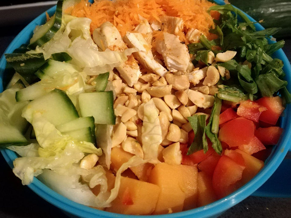 Susskartoffel Hahnchen Buddha Bowl Mit Erdnussdressing Von Kohlrouladchen Chefkoch