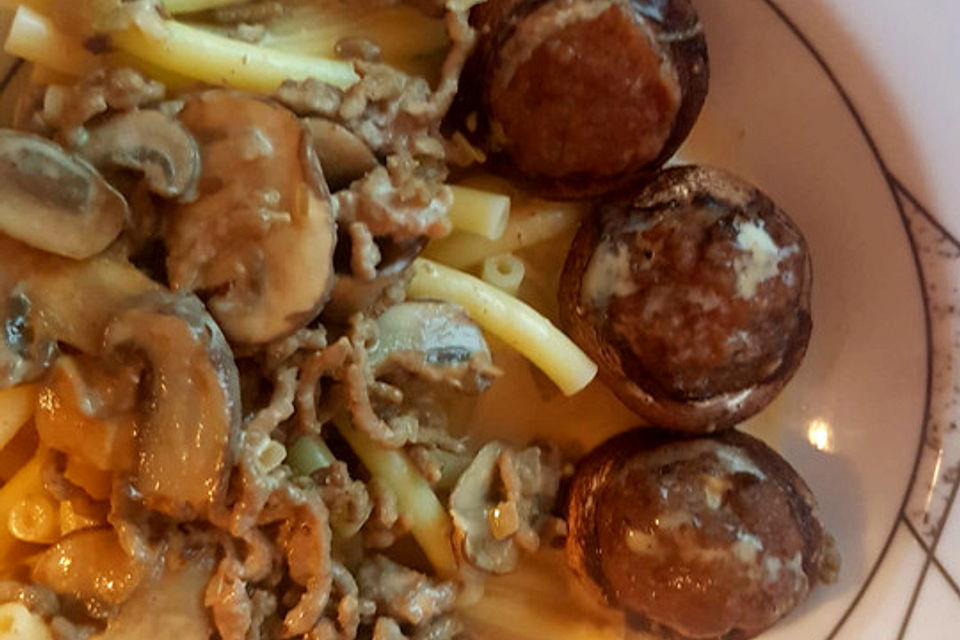 Gefüllte Champignons mit Nudeln in Hackfleisch-Pilzrahmsoße