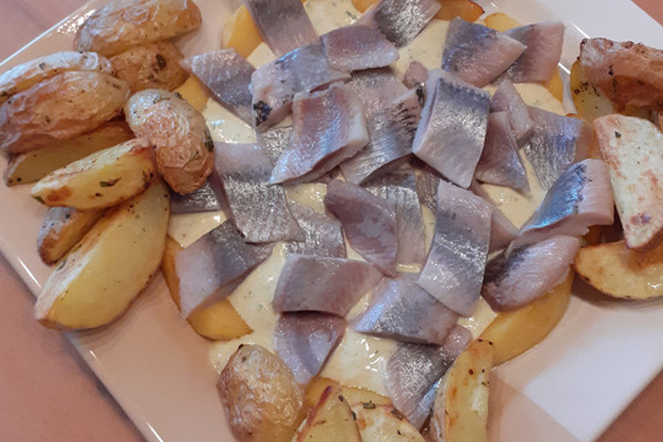 Matjes auf Curryjoghurt mit Äpfeln und Kartoffeln