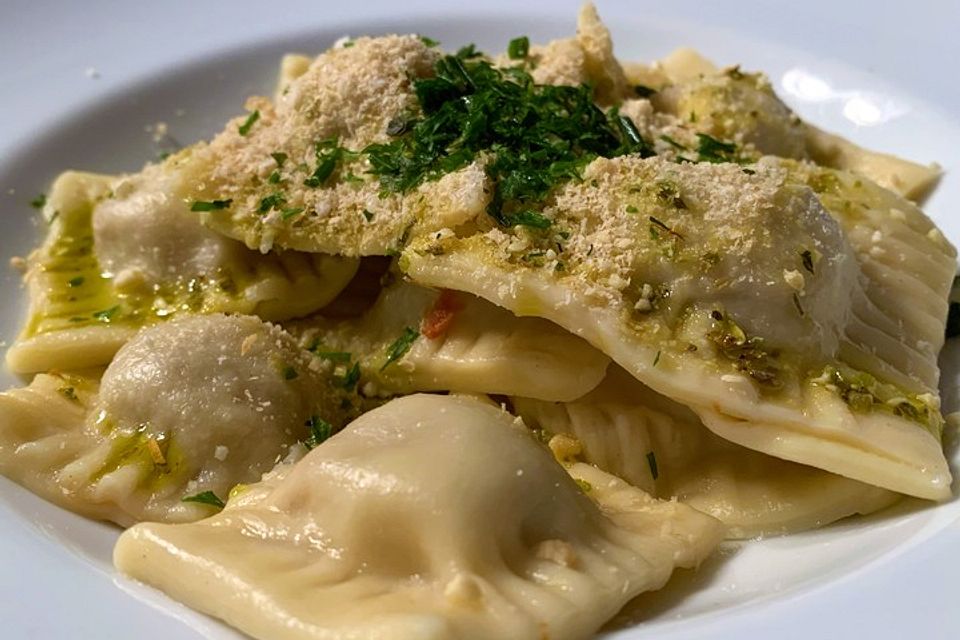 Gefüllte Nudeln mit Tomaten, Cashewkernen und Knoblauchöl