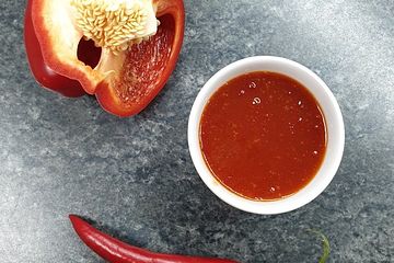Red-Pepper-Dip zu Mozarellasticks und Co
