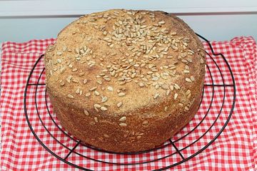 Dinkel-Weizen-Vollkorn-Brot mit Sauerteig und gepufftem Amarant aus dem Bräter