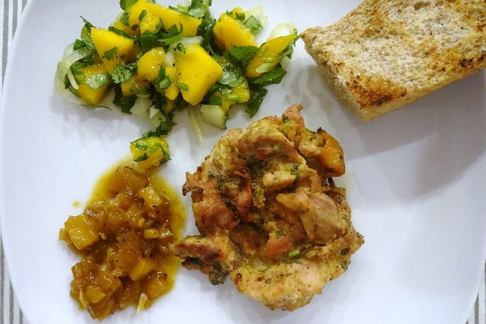 Curry-Joghurt-Hühnchen mit Mangosalat und Ananas-Chutney