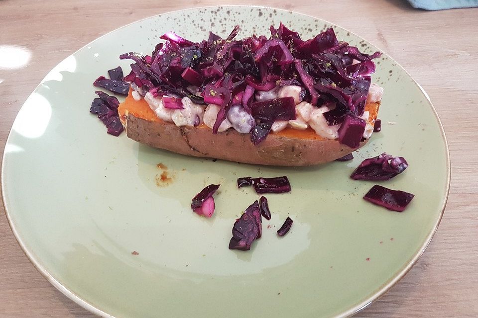 Süßkartoffel mit Rotkohl-Feta-Bohnen-Topping