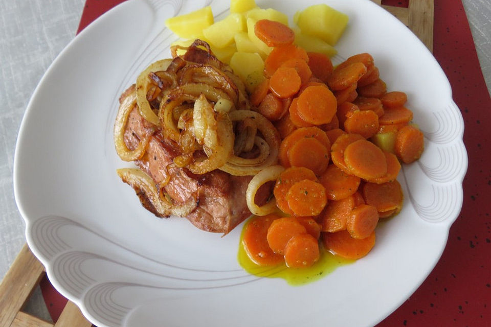 Möhren und Fleischkäse mit Röstzwiebeln