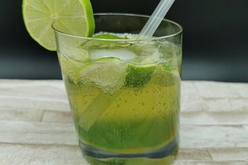 Alkoholfreier Ginger-Waldmeister-Cocktail