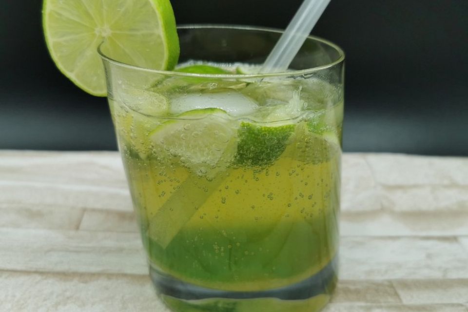 Alkoholfreier Ginger-Waldmeister-Cocktail