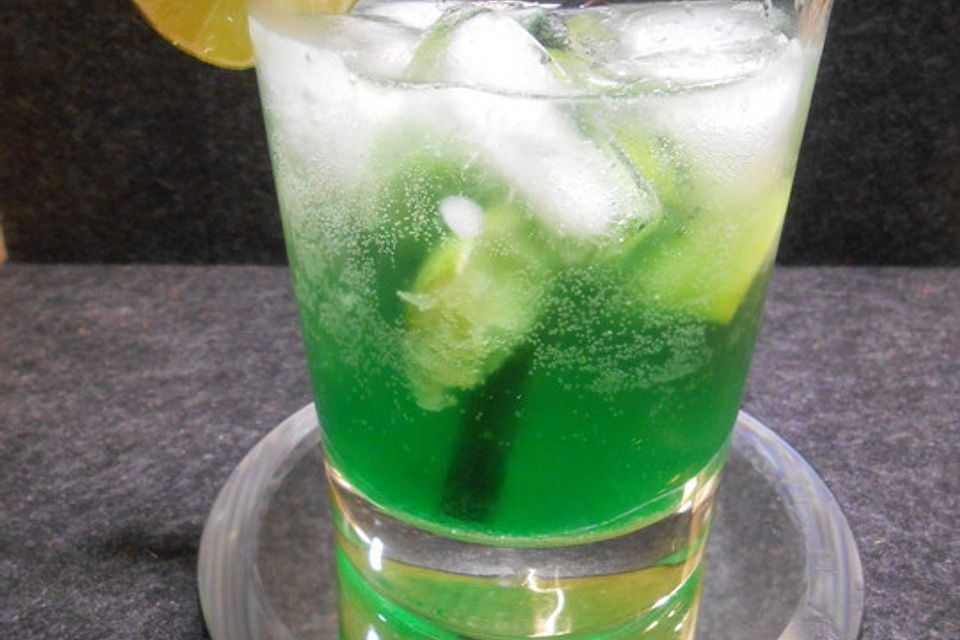 Alkoholfreier Ginger-Waldmeister-Cocktail