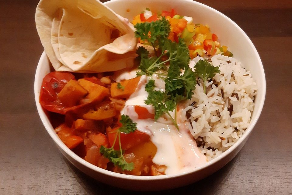 Süßkartoffelchili mit Reis und Paprika-Tomaten-Salsa