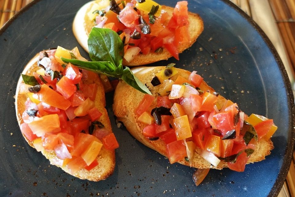 Bruschetta mit schwarzen Oliven