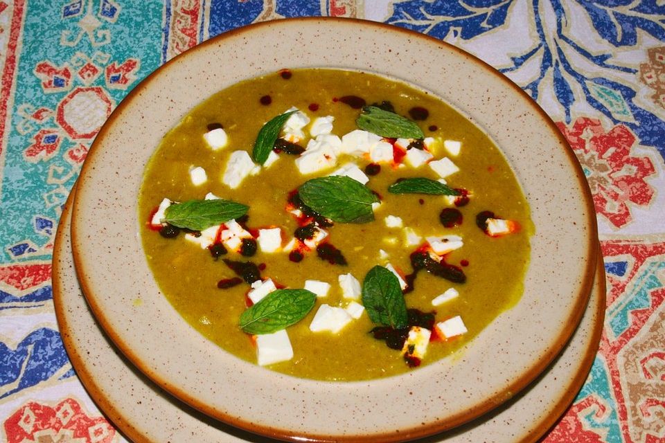 Gelbe Schälerbsensuppe mit Mango