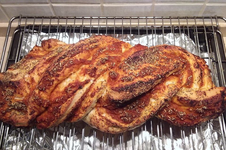 Geflochtenes Ajvarbrot Geflochtenes Ajvarbrot
