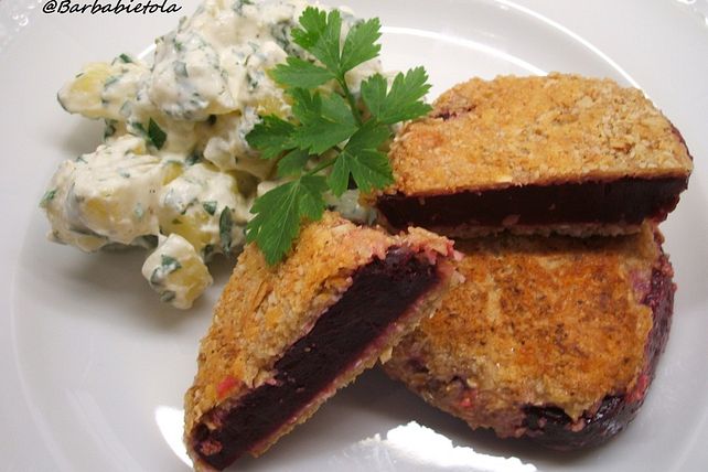 Rote Bete-Schnitzel mit Kräuter-Schmand-Kartoffeln von Barbabietola ...