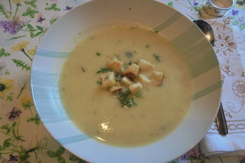 Selleriesuppe mit Selleriegrün