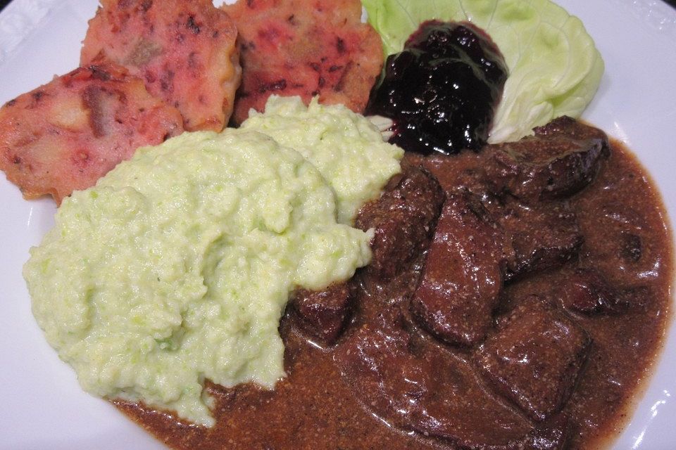 Rehgulasch mit Rosenkohlpüree und Rote-Bete-Knödel