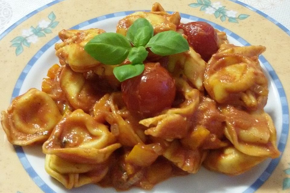 Käsetortelloni in Paprika-Tomaten-Sauce