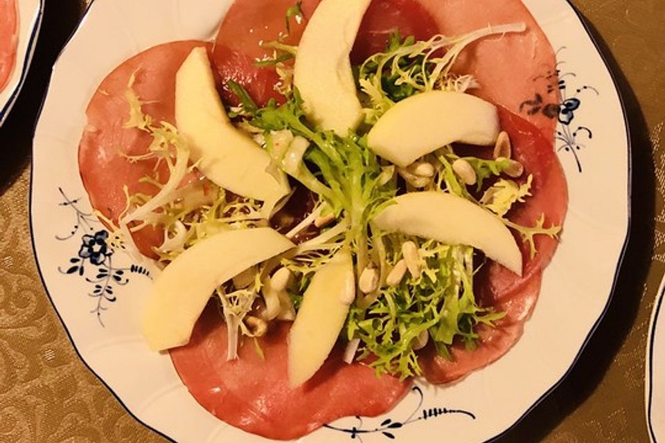 Carpaccio vom Lachsschinken mit Feldsalat und Apfeldressing