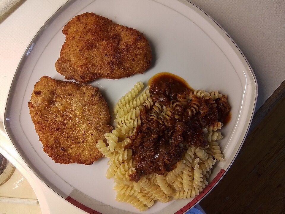 Schweinekoteletts in Käsepanade mit Tortellini und Tomatensauce von ...