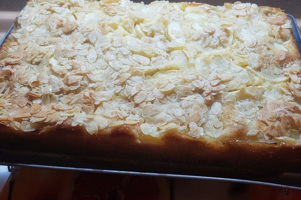 Apfelkuchen mit Mandelkruste auf dem Blech