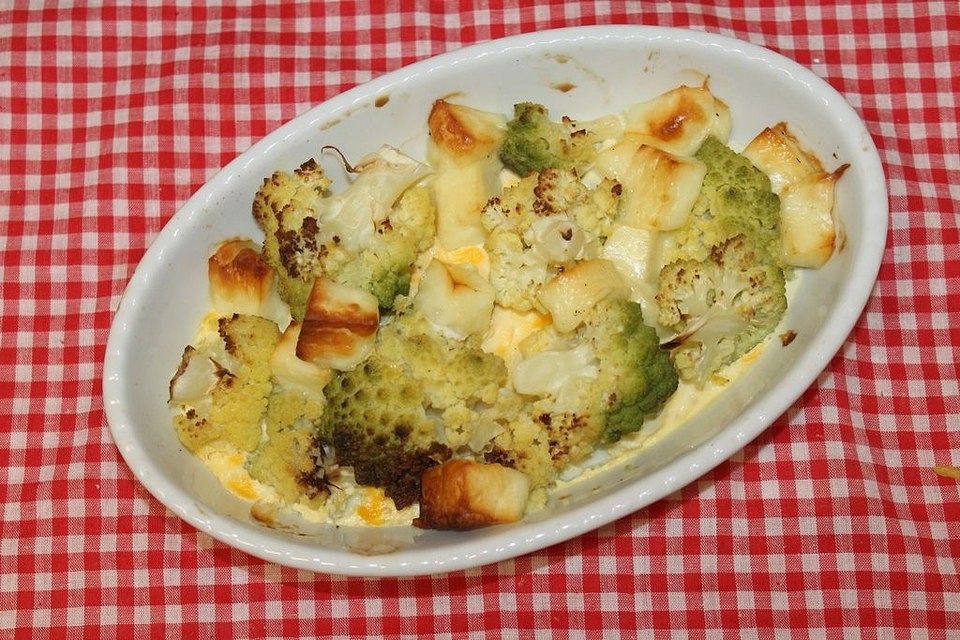 Romanesco in Eiersahne mit Halloumi aus dem Backofen