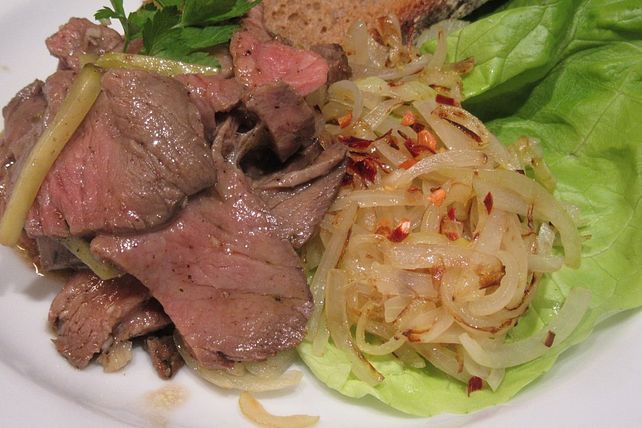 Rindfleischsalat mit gerösteten Zwiebeln und Bauernbrot von ...