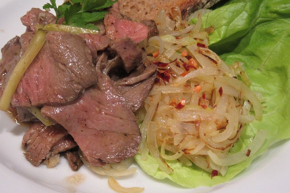 Rindfleischsalat mit gerösteten Zwiebeln und Bauernbrot