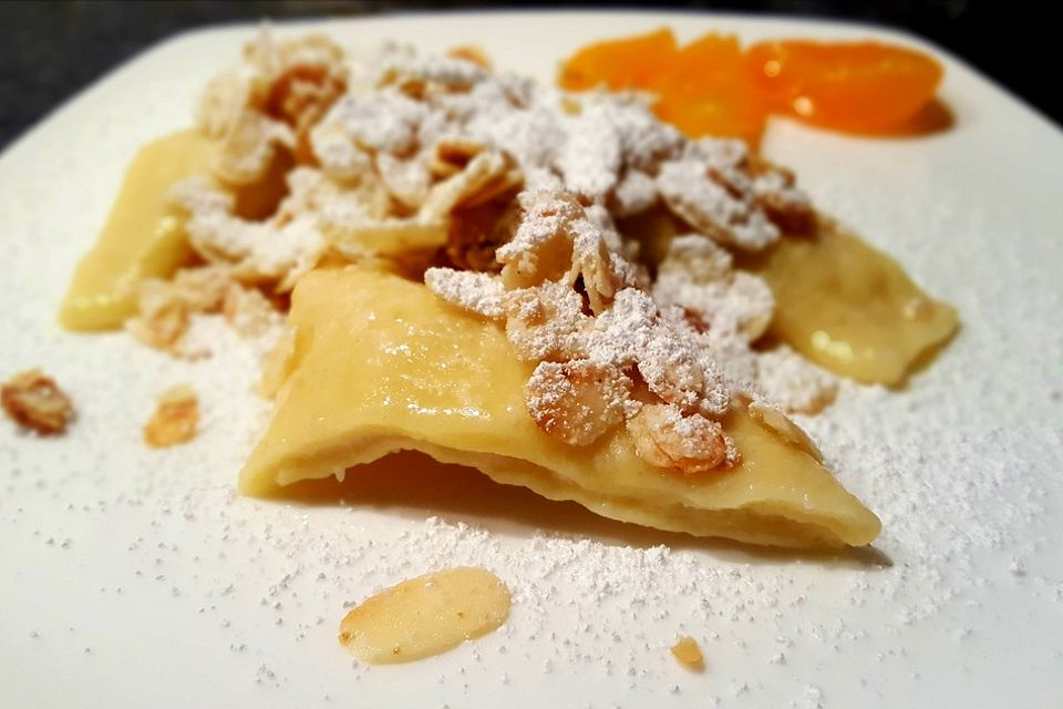 Süße Aprikosen-Mandel-Maultaschen