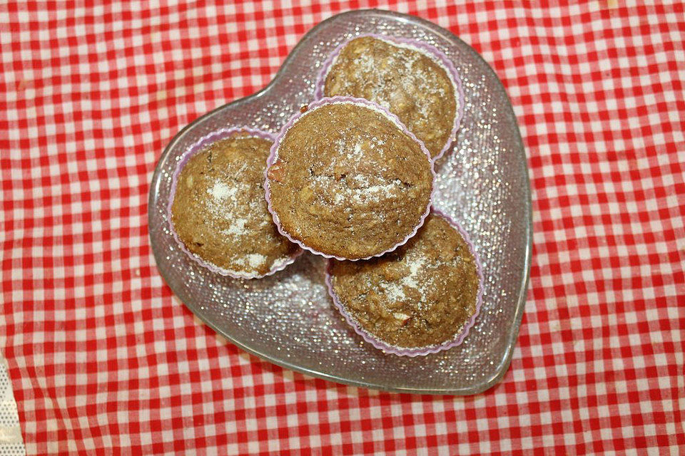 Apfel-Zimt-Muffins mit Haferflocken und Walnüssen