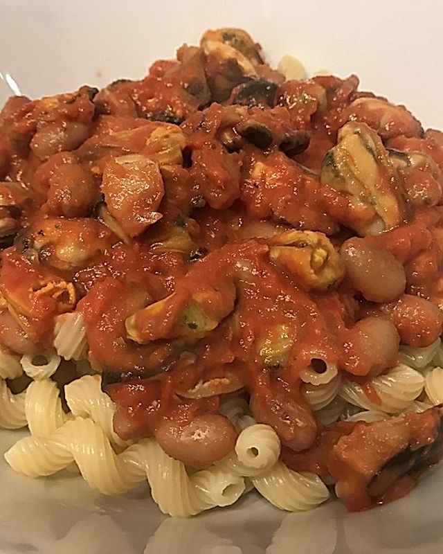 Neapolitanische Muschelsauce für Pasta mit Bohnen und Pilzen
