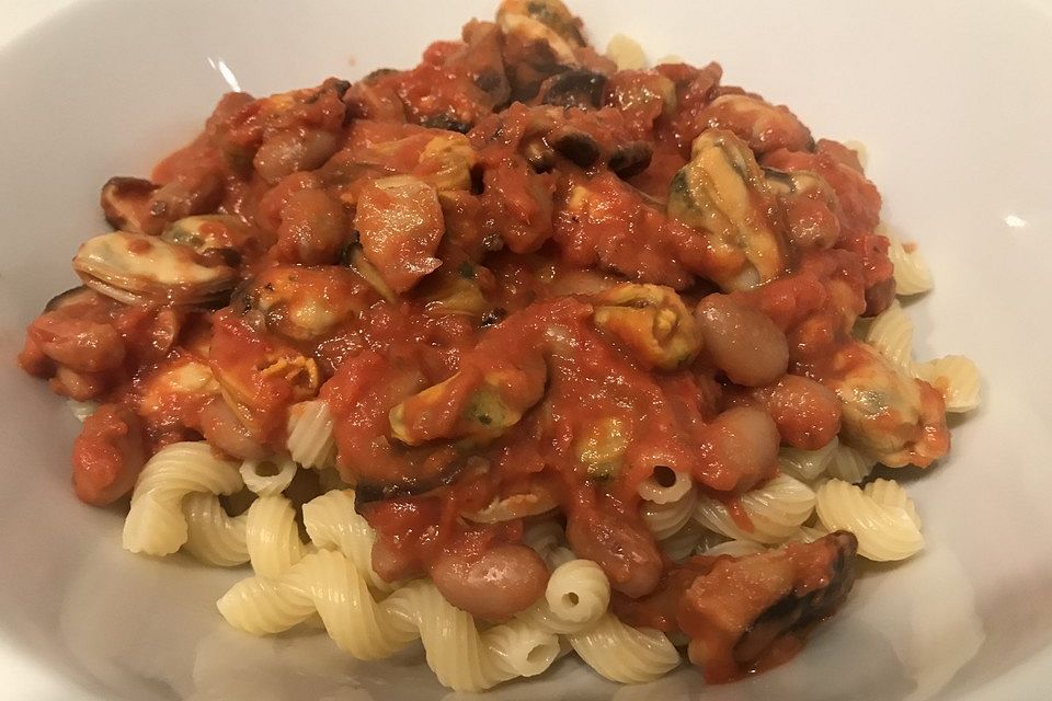 Neapolitanische Muschelsauce für Pasta mit Bohnen und Pilzen