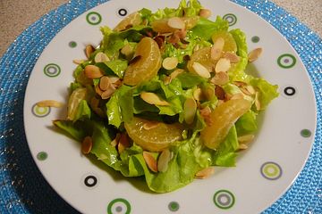Kopfsalat mit Mandarinendressing und Mandelblättchen