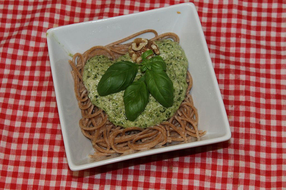 Walnuss-Basilikum-Pesto mit Frischkäse