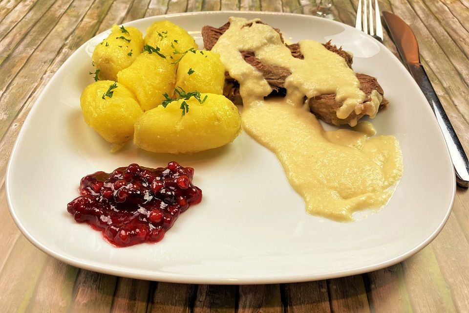 Tafelspitz mit Butterkartoffeln und Meerrettichsoße