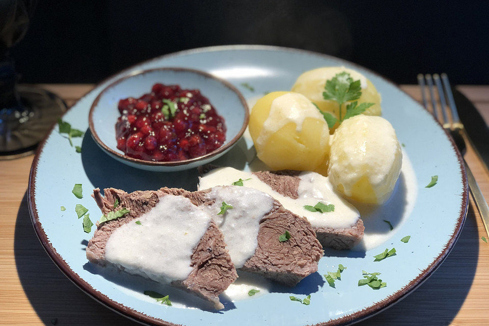 Tafelspitz mit Butterkartoffeln und Meerrettichsoße