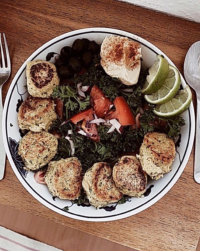 Falafel Bowl mit Petersilien-Salat und Hummus