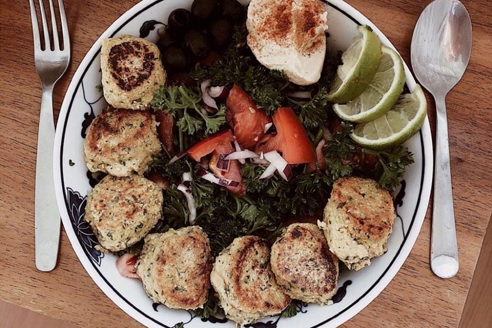 Falafel Bowl mit Petersilien-Salat und Hummus