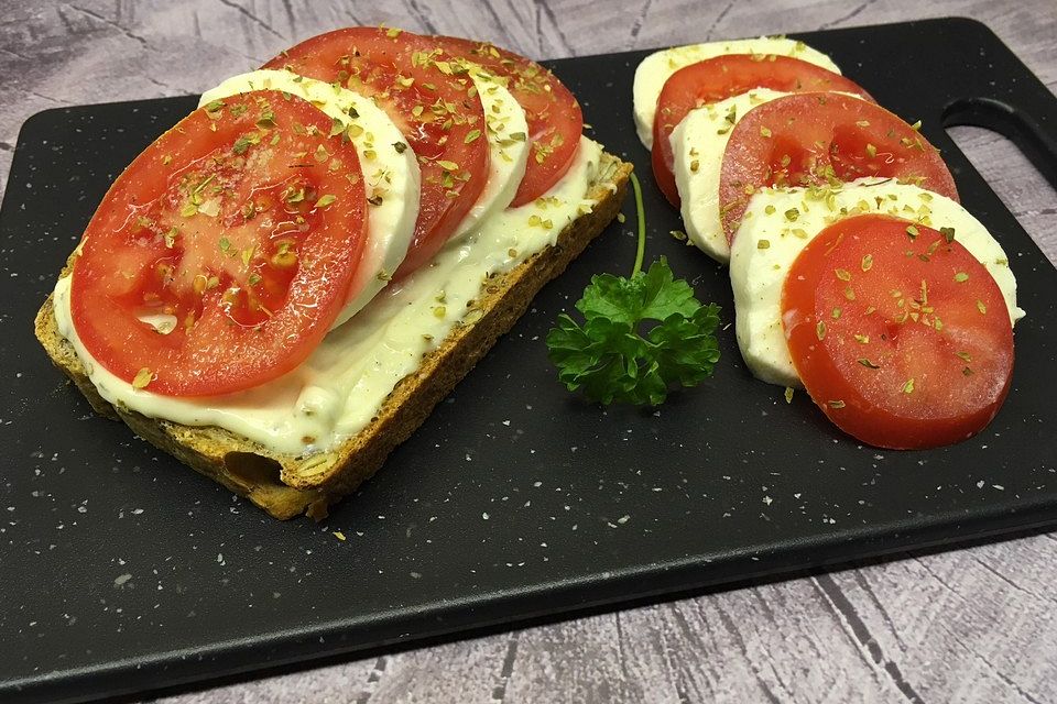 Tomate-Mozzarella-Schnitten