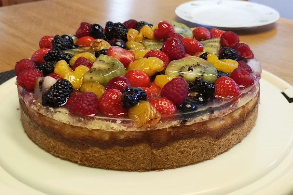 Cremiger Cheesecake mit Obst-Topping