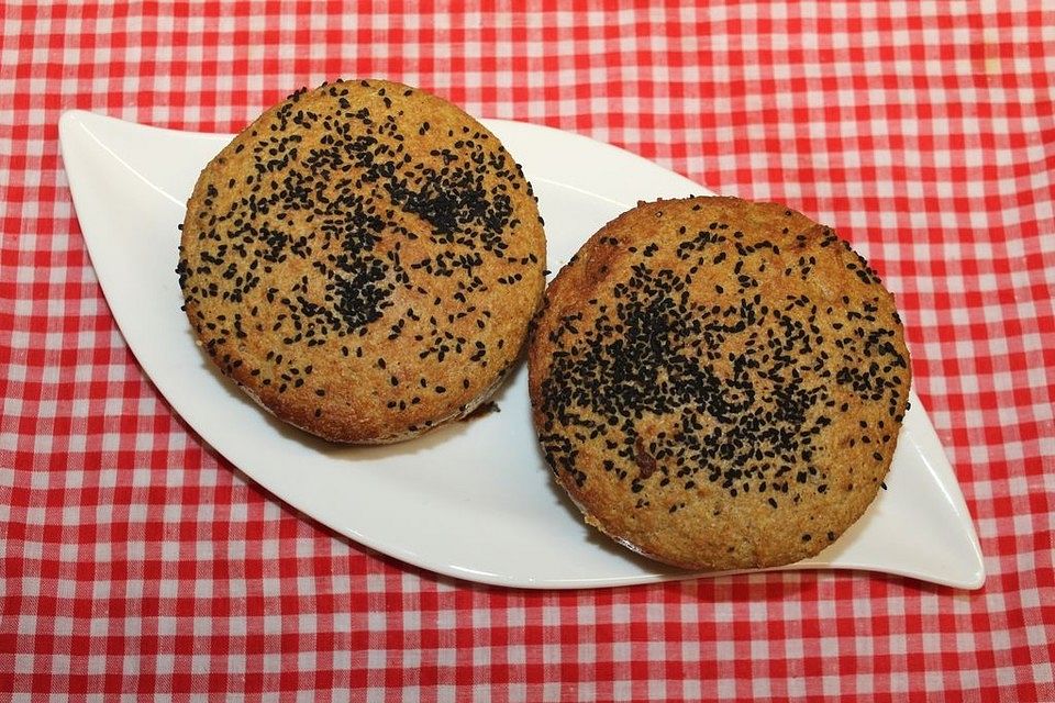 Vollkorn-Burger-Buns mit Sesamboden und Schwarzkümmel-Topping