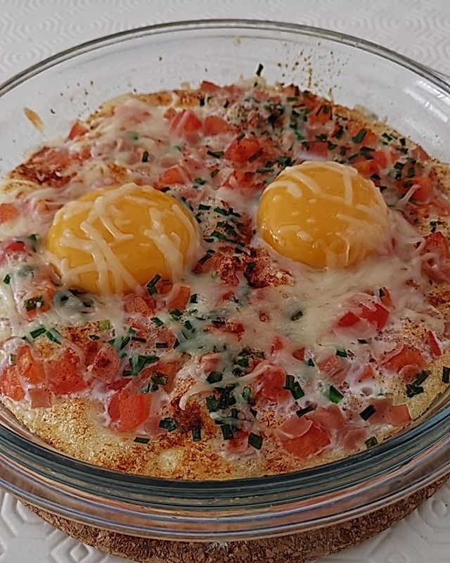 Luftiges Spiegelei mit Schinken, Tomaten und Käse