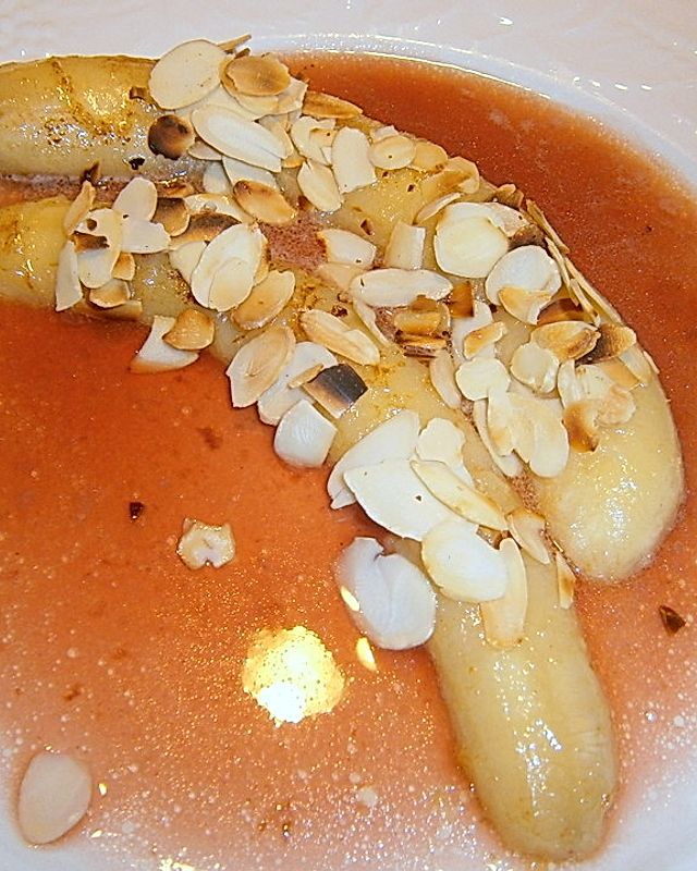 Gebratene Banane mit Mandeln und Rotweinsauce